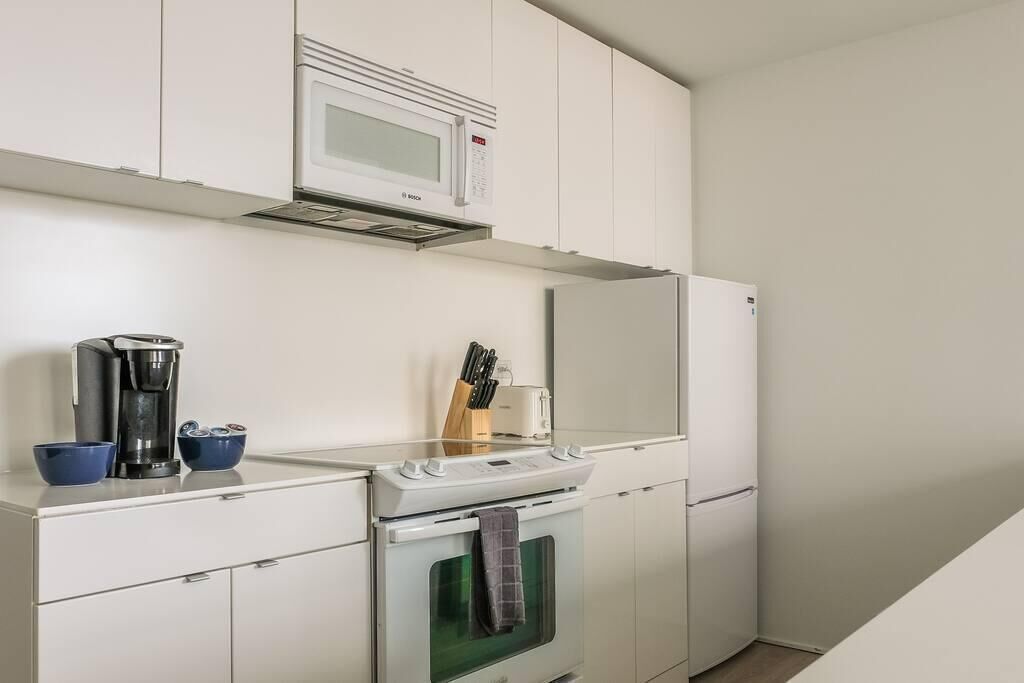 Frontdesk | Bright Studio Apt in Downtown