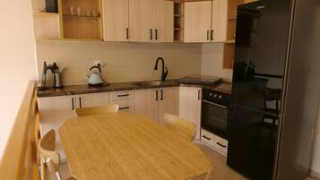 Fridge, oven, stovetop, electric kettle