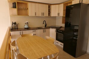 Fridge, oven, stovetop, electric kettle