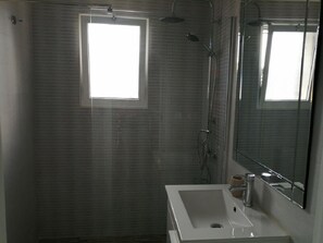 Dusche, Haartrockner, Bidet, Handtücher