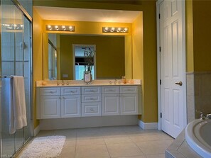 Regadera, secadora de cabello, toallas, jabón 