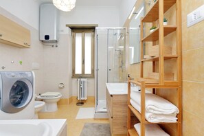 Familienapartment, 3 Schlafzimmer (The Place to Be) | Badezimmer | Dusche, Bidet, Handtücher