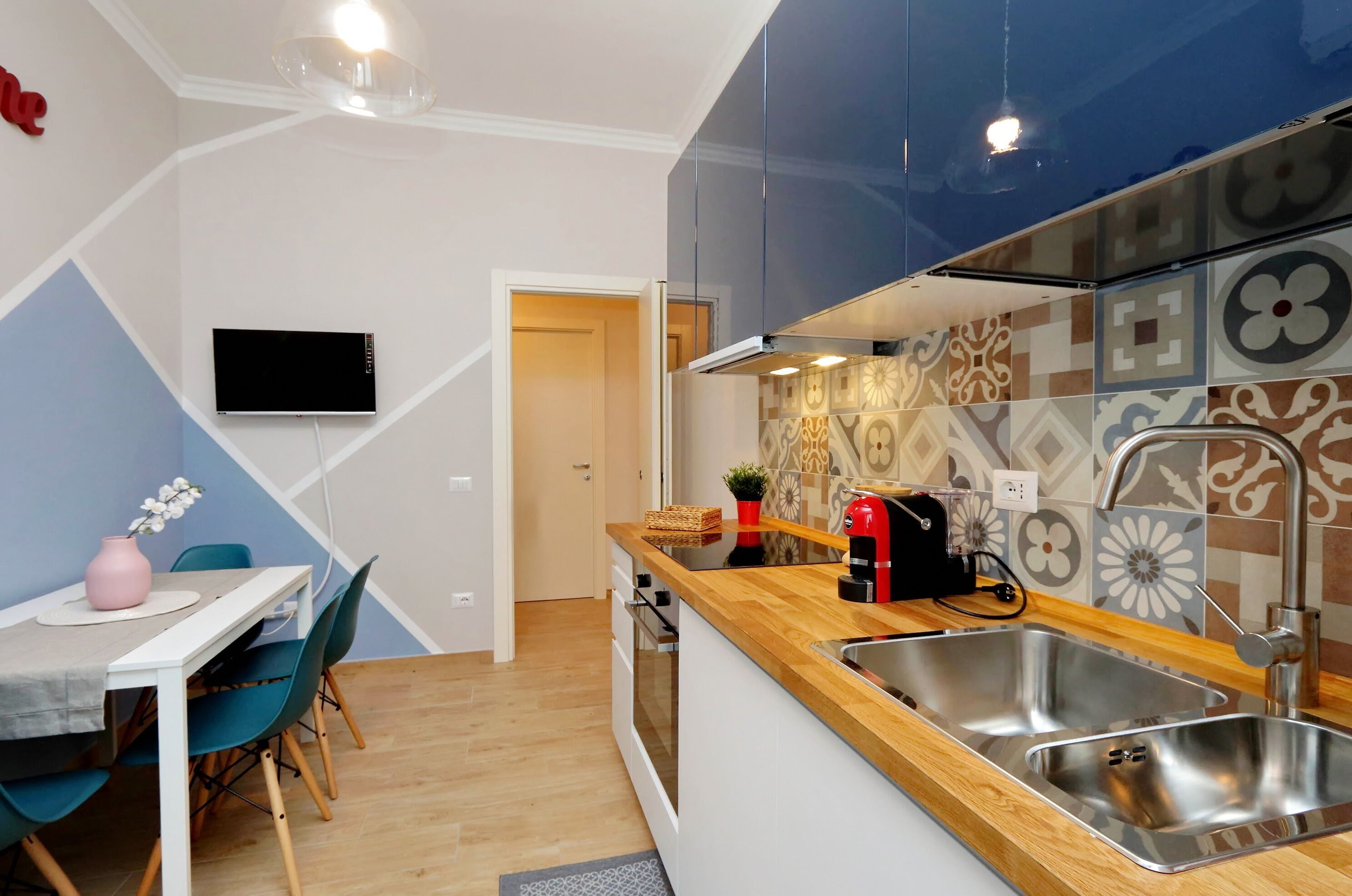 Apartamento família, 3 quartos (The Place to Be) | Cozinha privada | Geladeira, micro-ondas, fogão, cooktop