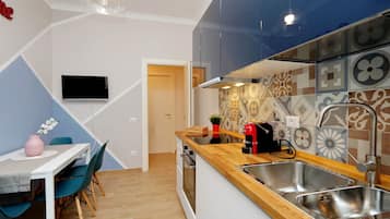 Apartamento família, 3 quartos (The Place to Be) | Cozinha privada | Geladeira, micro-ondas, fogão, cooktop