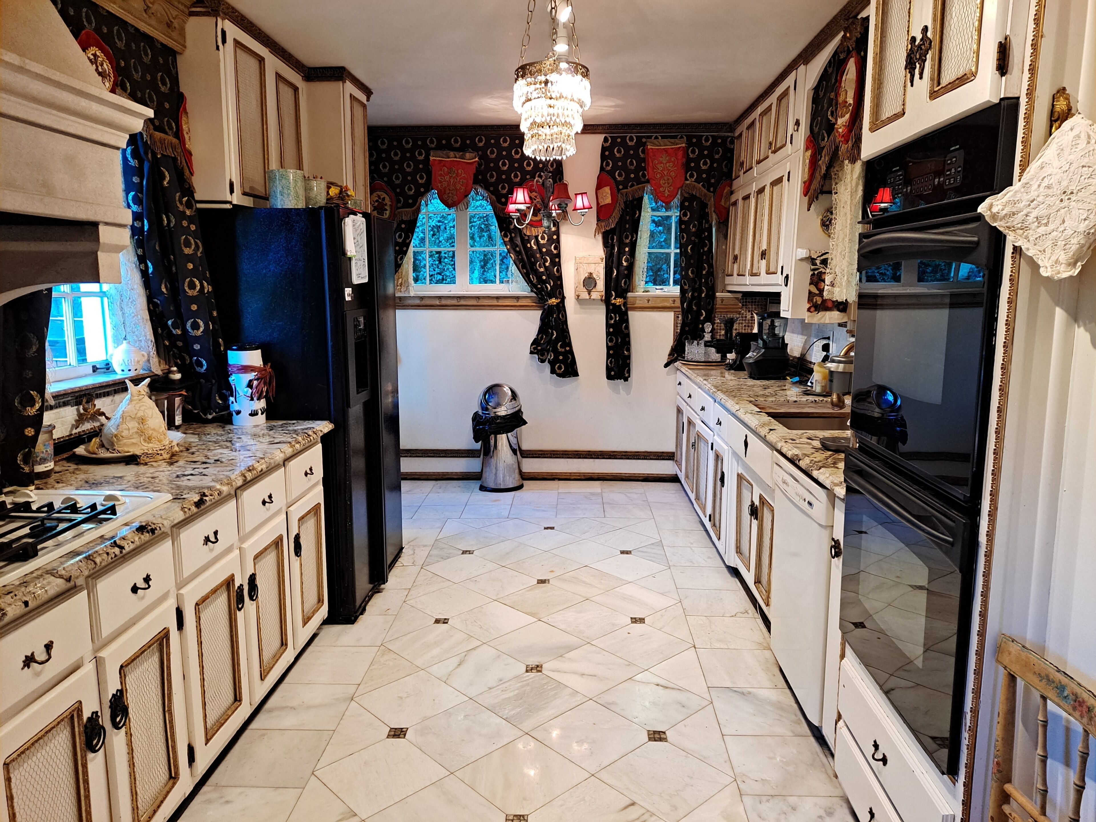 Italian Villa with city view of Birmingham with hot tub and security!