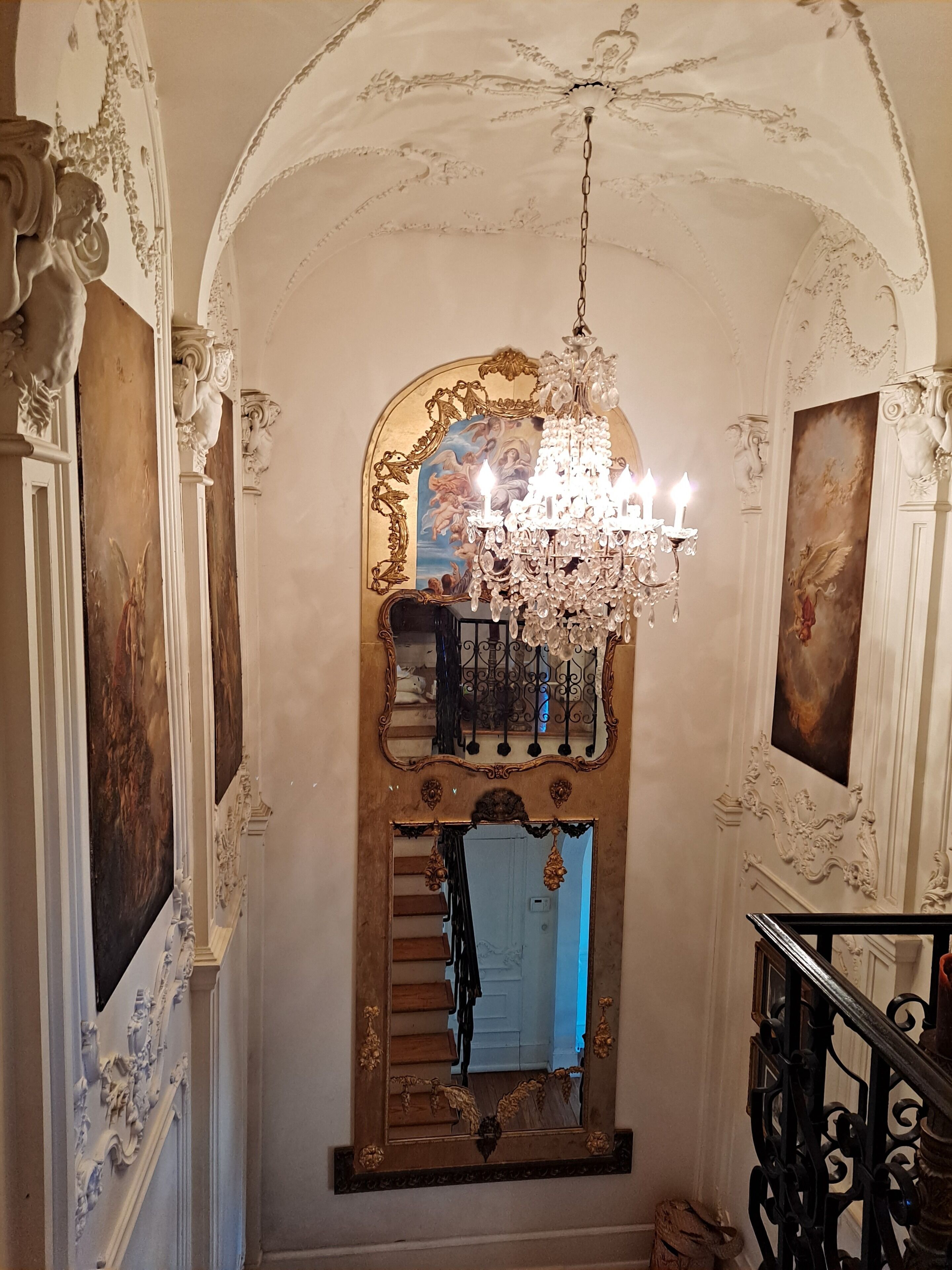 Italian Villa with city view of Birmingham with hot tub and security!