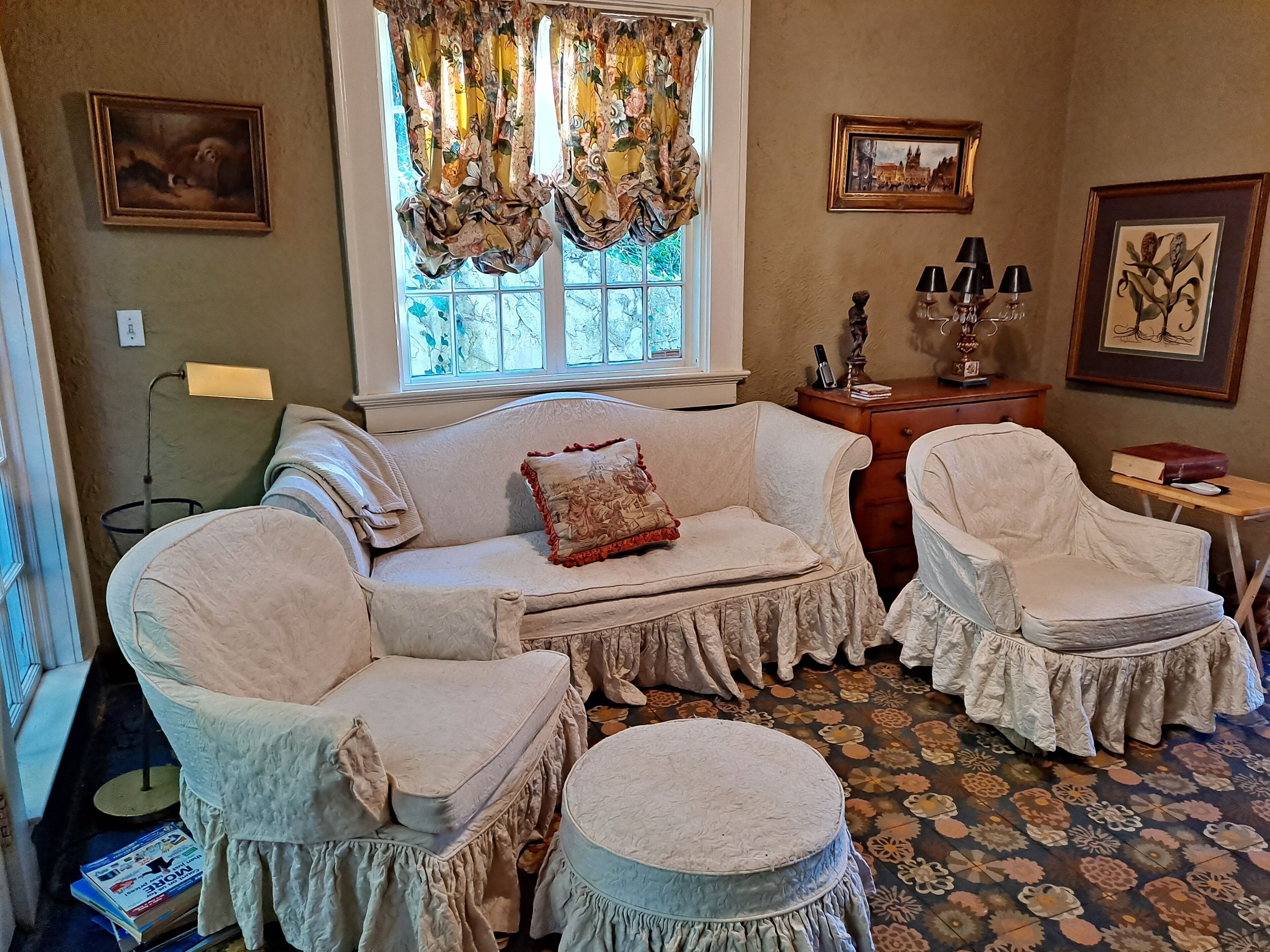 Italian Villa with city view of Birmingham with hot tub and security!