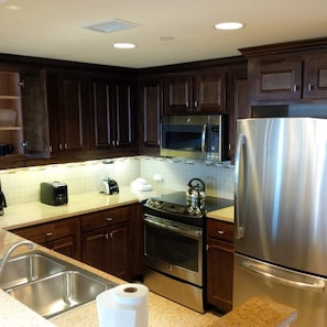 Fridge, oven, stovetop, coffee/tea maker