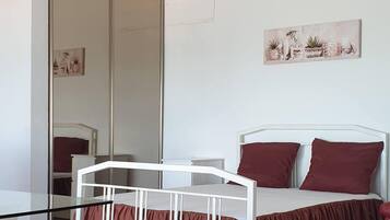 1 chambre, fer et planche Ă repasser, lit parapluie, Wi-Fi