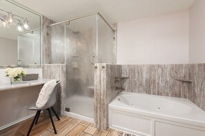 Duschwanne, Handtücher, Toilettenpapier