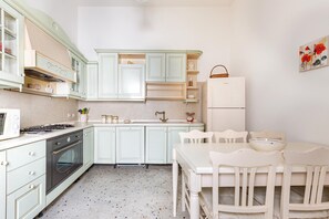 Frigorifero, microonde, forno, piano cottura