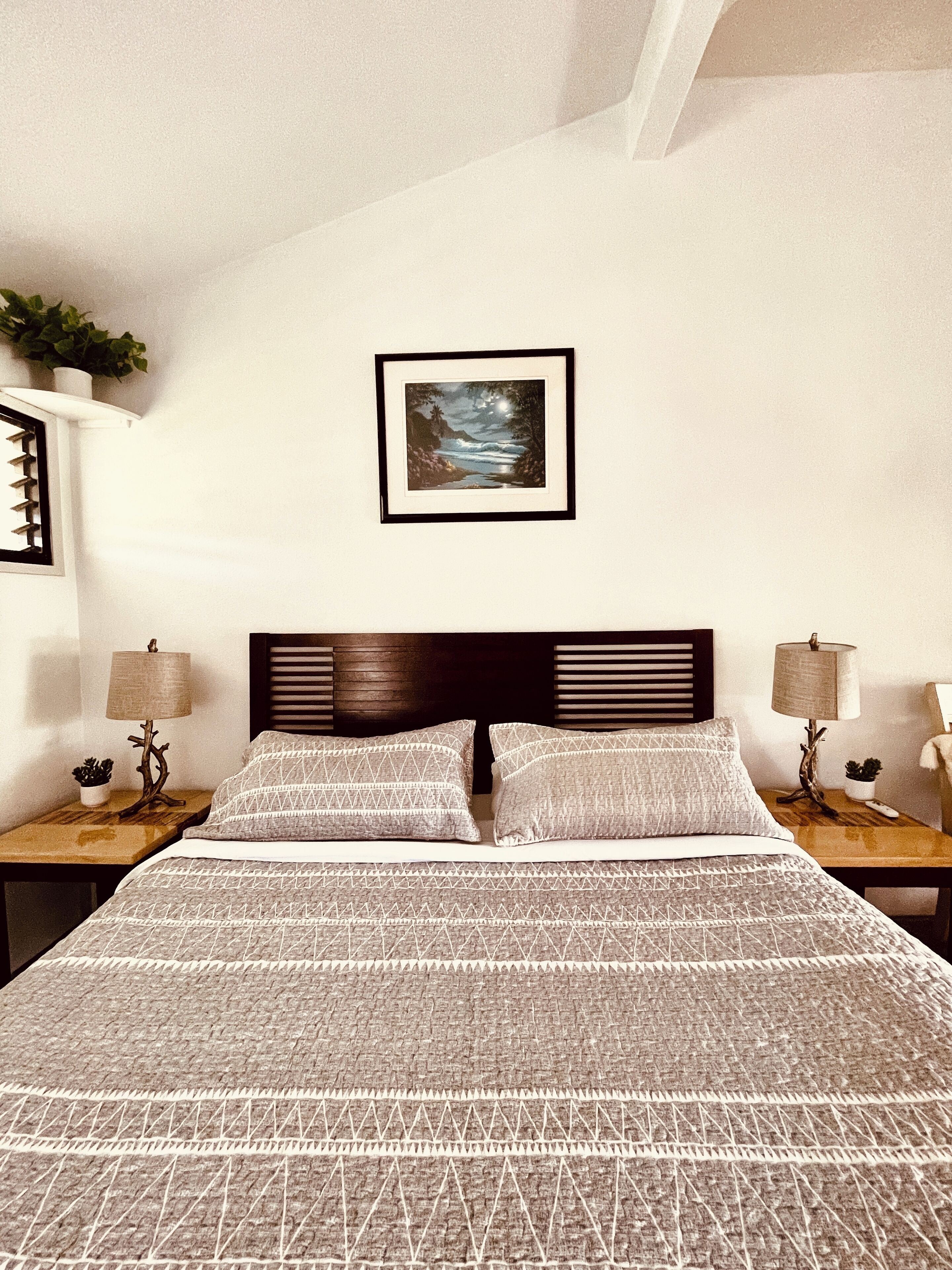 Een strijkplank/strijkijzer, wifi, beddengoed