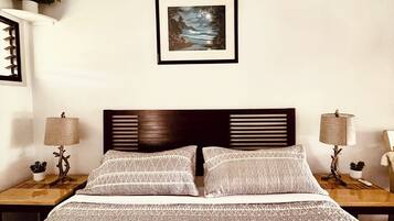 Een strijkplank/strijkijzer, wifi, beddengoed