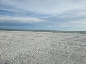 In Strandnähe, Liegestühle, Strandtücher