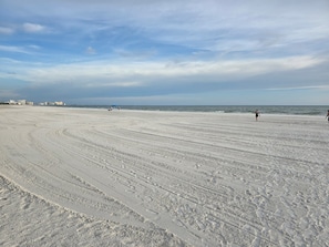 Plage à proximité, chaises longues, serviettes de plage