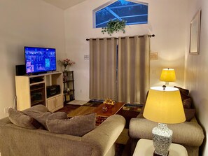 Talo, useita sänkyjä, yksityinen uima-allas | Olohuone