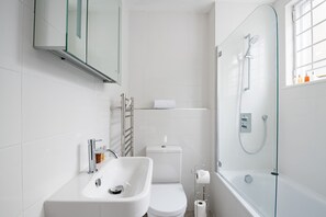 Ensemble baignoire-douche, séchoir à cheveux, serviettes fournies, savon
