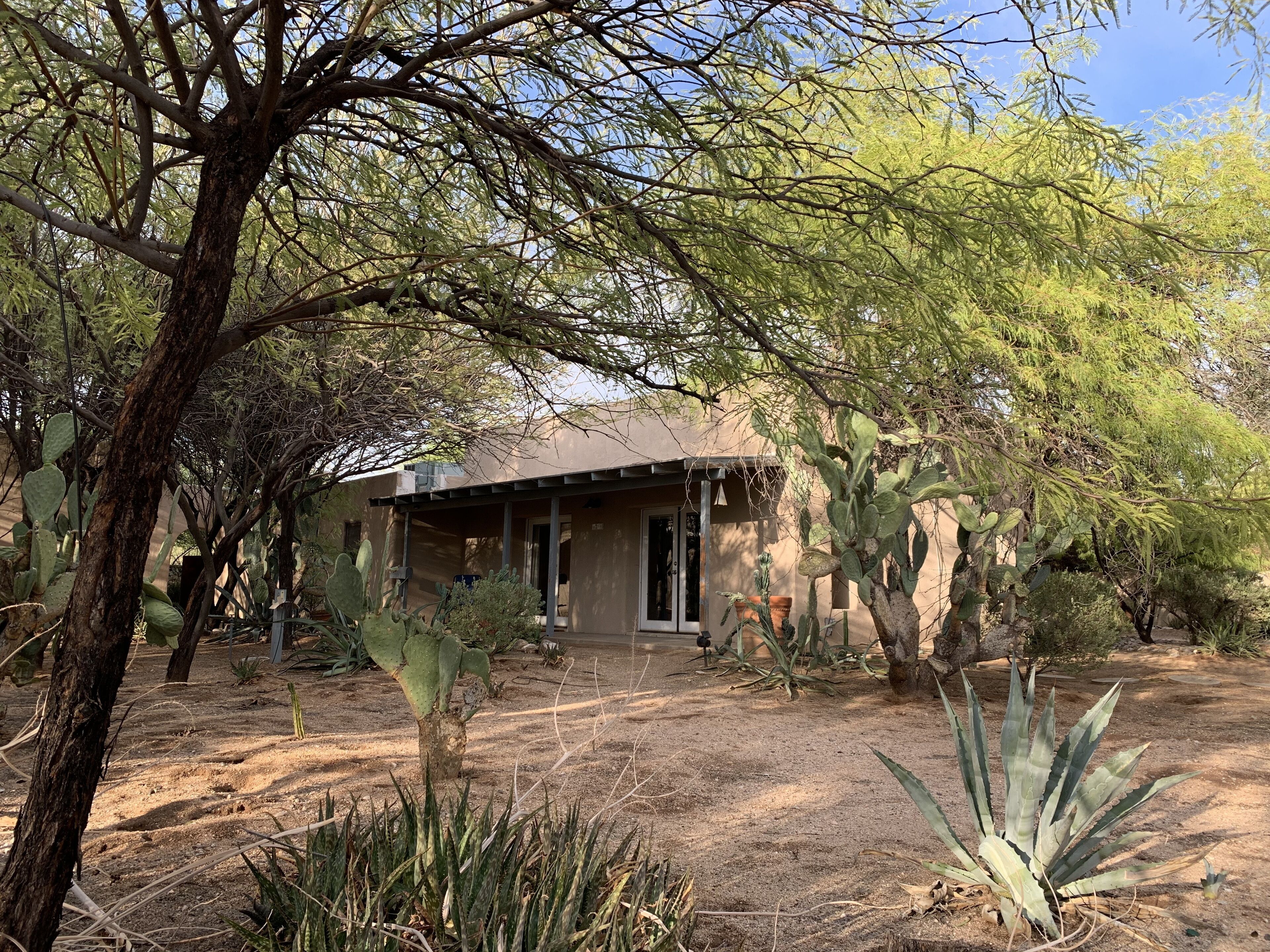 Seclued1932 abobe guest house