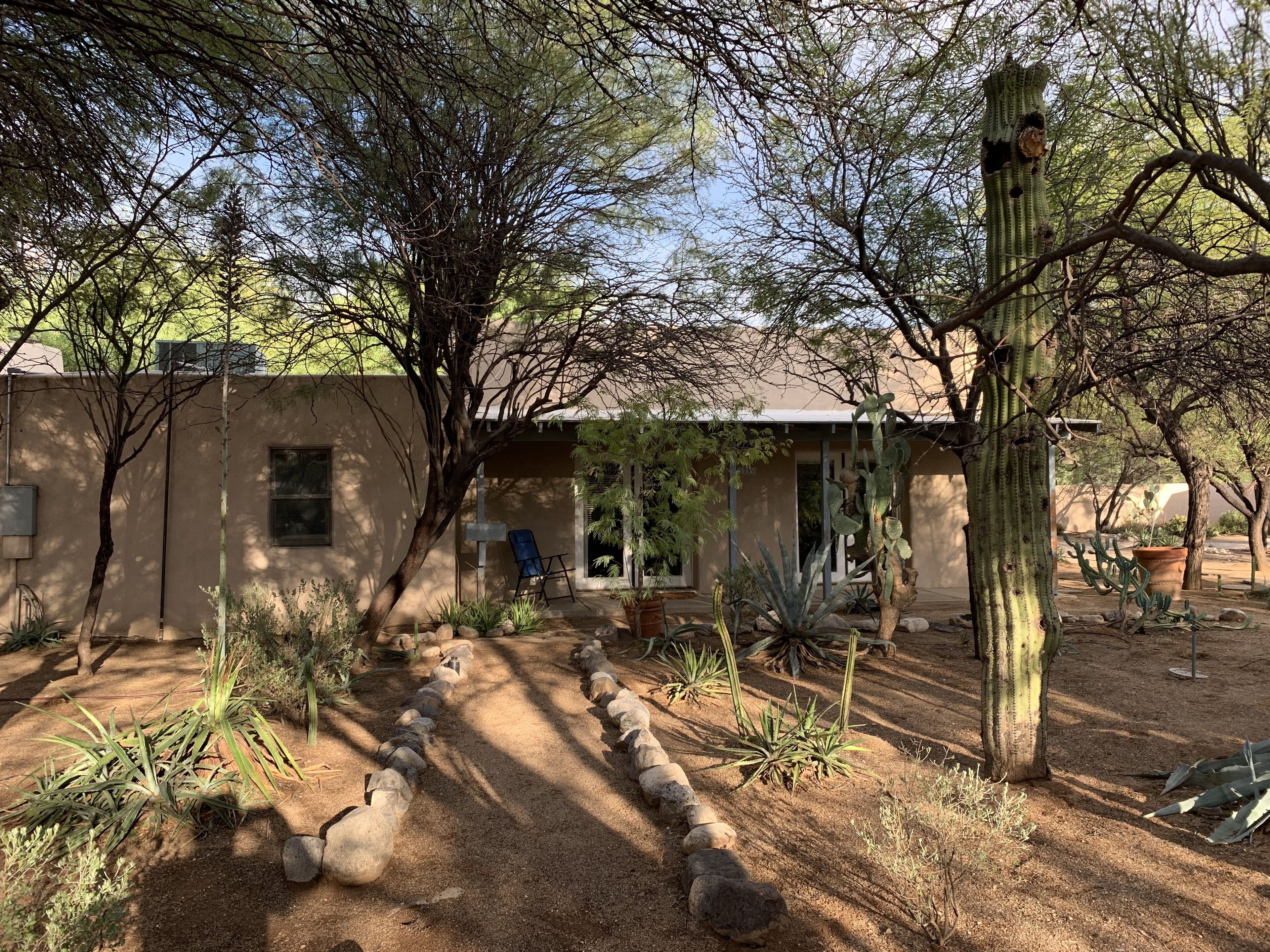 Seclued1932 abobe guest house