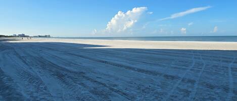 Platja a a prop, gandules de platja i tovalloles de platja