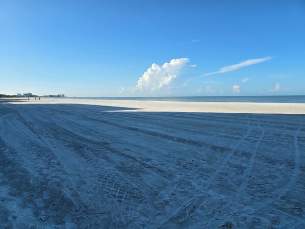 Beach nearby, sun-loungers, beach towels