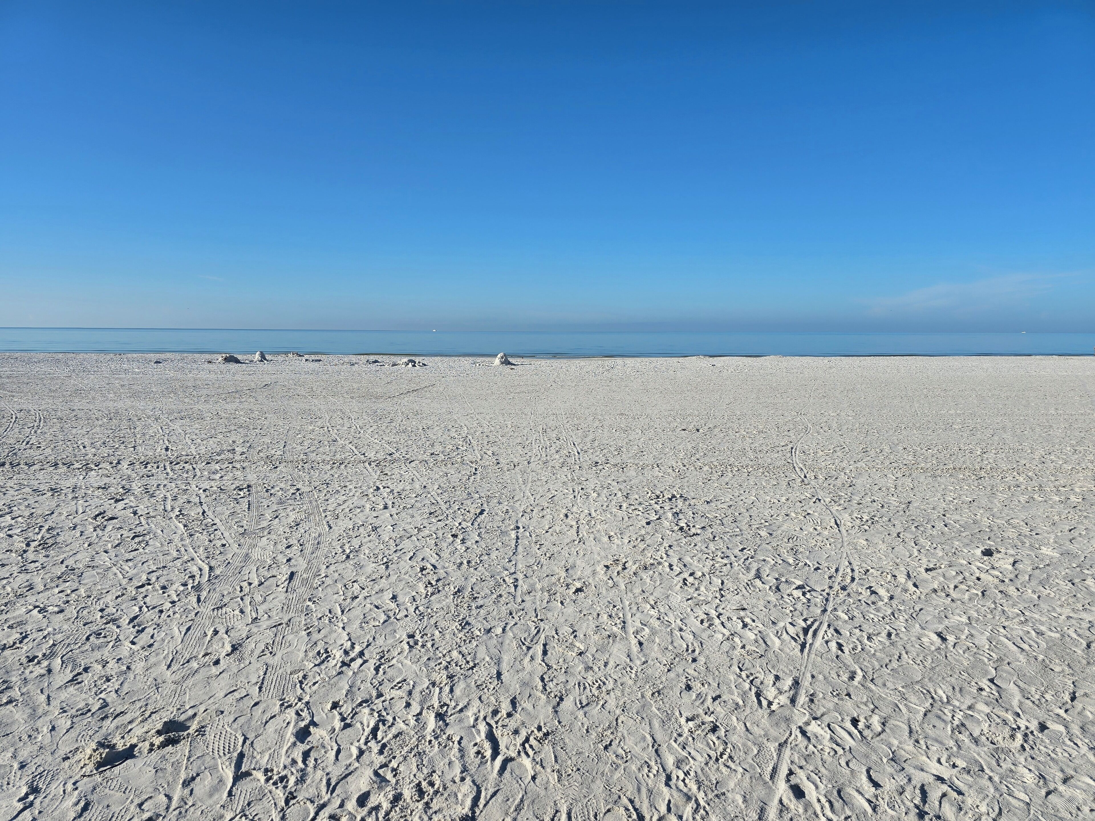 Nær stranden, solsenger og strandhåndklær