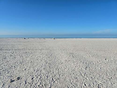 200ft From Beach 14 x 16 Ft Inground Heated Swim Jacuzzi Sleeps 8 Parking 4 cars