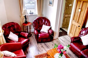 TV, fireplace, DVD player, books - Cosy Cottage in Flamborough (Flamborough)