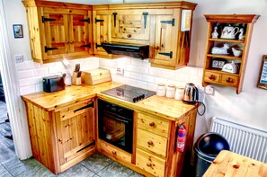 Fridge, microwave, oven, stovetop - Cosy Cottage in Flamborough (Flamborough)