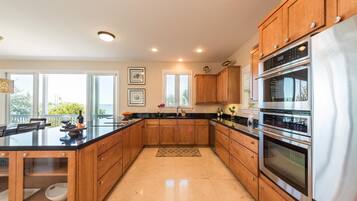 House, Multiple Beds (3 4 Tim e) | Private kitchen