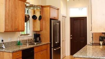 House, Multiple Beds (Captains Daughter) | Private kitchen