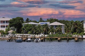 콘도, 침대(여러 개), 베이 전망 (Bayview South 801 Eisenhower Dr. #6) | 다이닝