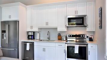 Kondominium, 1 Tempat Tidur King (Sunset South) | Dapur pribadi