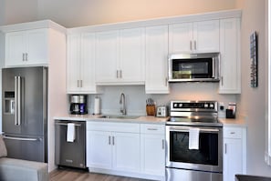 Condo, 1 King Bed (Sunset South) | Private kitchen