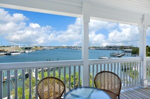 Casa, várias camas, vista para a baía (Bayview Retreat) | Sacada
