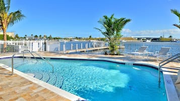 Condo, nhiều giường, quang cảnh vịnh (Bayview Middle) | Hồ bơi | Hồ bơi ngoài trời, hồ bơi nước nóng