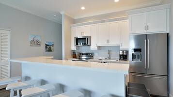 Condo, Multiple Beds, Bay View (Upper Bayview South) | Private kitchen