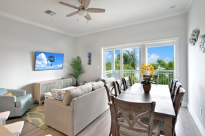 Lägenhet - flera sängar - utsikt mot havsviken (Upper Bayview South) | Vardagsrum