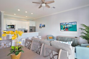 Condo, varias camas, vista a la bahía (Upper Bayview South) | Sala de estar