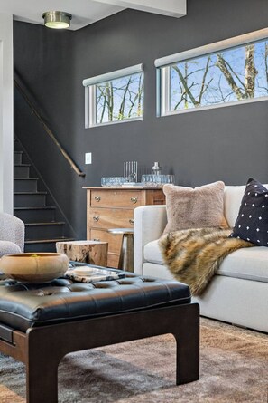 TV - Immaculate Meets Comfort! 3 BR Spacious Home! (Nashville)