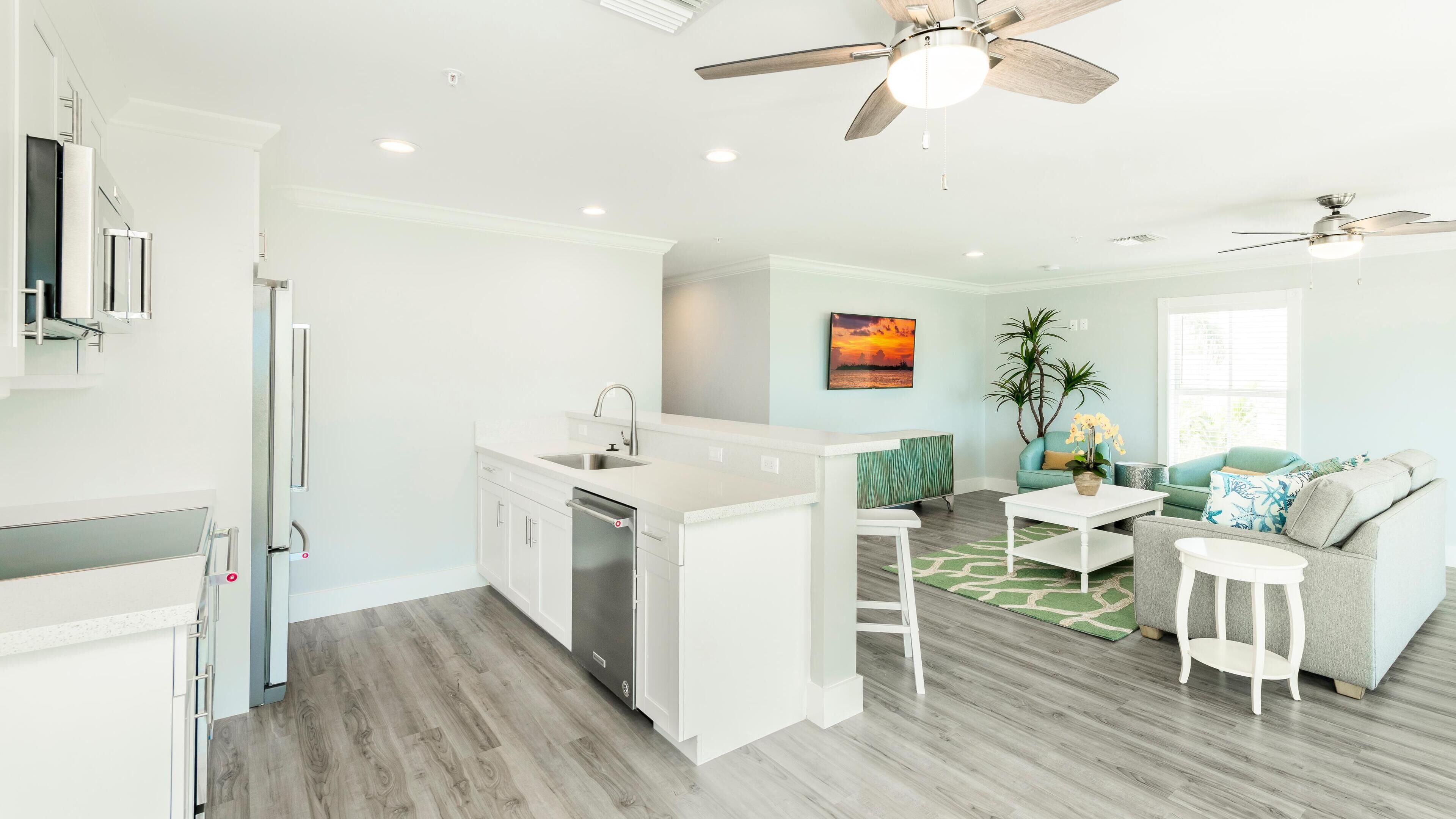 Condo, nhiều giường, quang cảnh vịnh (Upper Bayview North) | Phòng khách