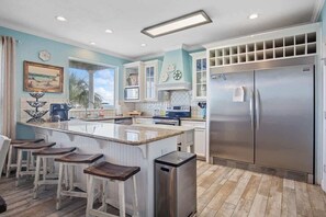 Fridge, microwave, oven, stovetop - SeaNutt (Crystal Beach)