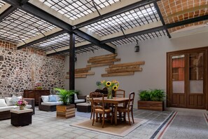 Dining - 1BR Historic suite w/balconies - 100 mts from the Cathedral. CASA SAUTO (Ciudad de México)