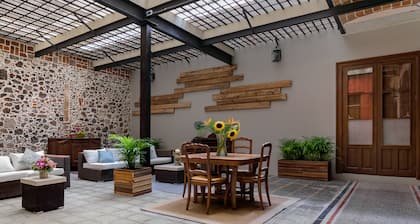 1BR Historic suite w/balconies - 100 mts from the Cathedral. CASA SAUTO