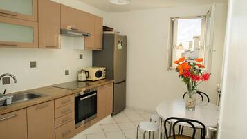 Een koelkast, een microgolfoven, een oven, een vaatwasser