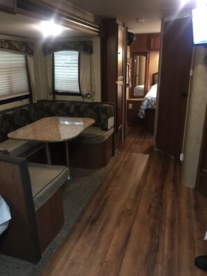 2 bedrooms, iron/ironing board, travel cot, free WiFi - Trees Camper (Hudson)