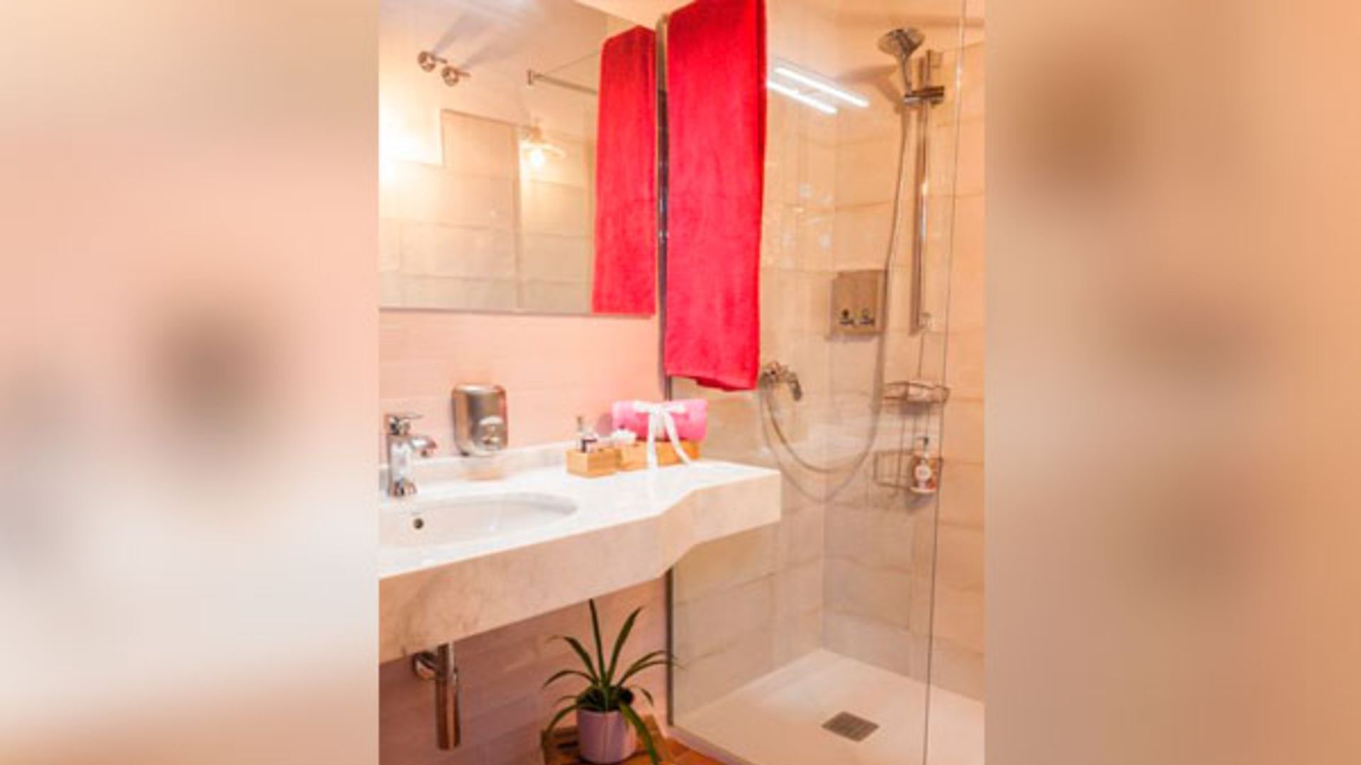 Een douche, handdoeken, zeep, toiletpapier