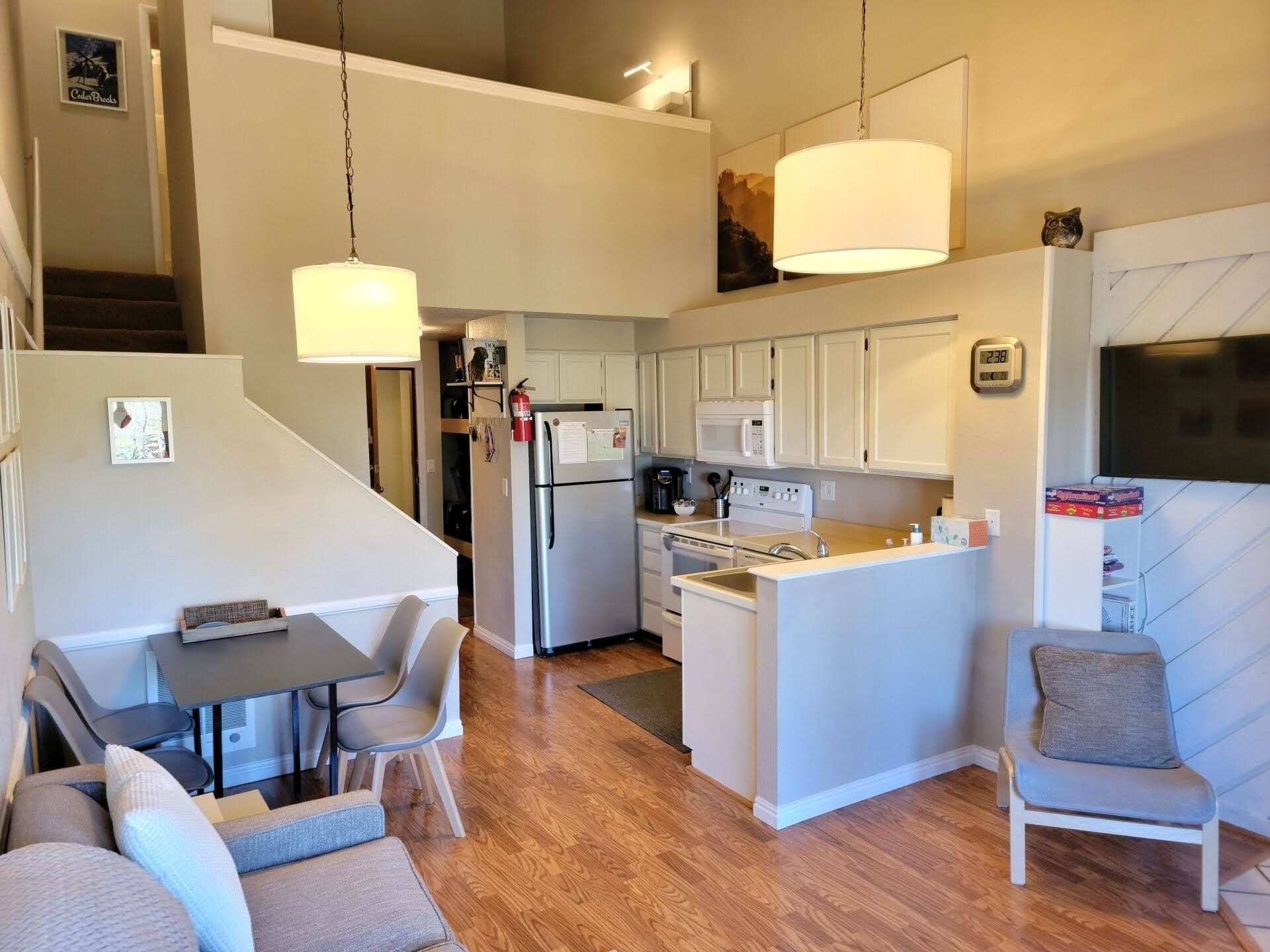 UPGRADED CONDO, WALKING DISTANCE TO NAVAJO SKI SLOPES