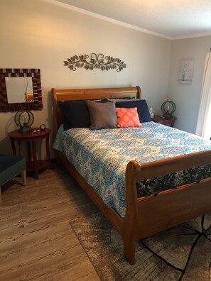 3 chambres, bureau, fer et planche à repasser, lit parapluie