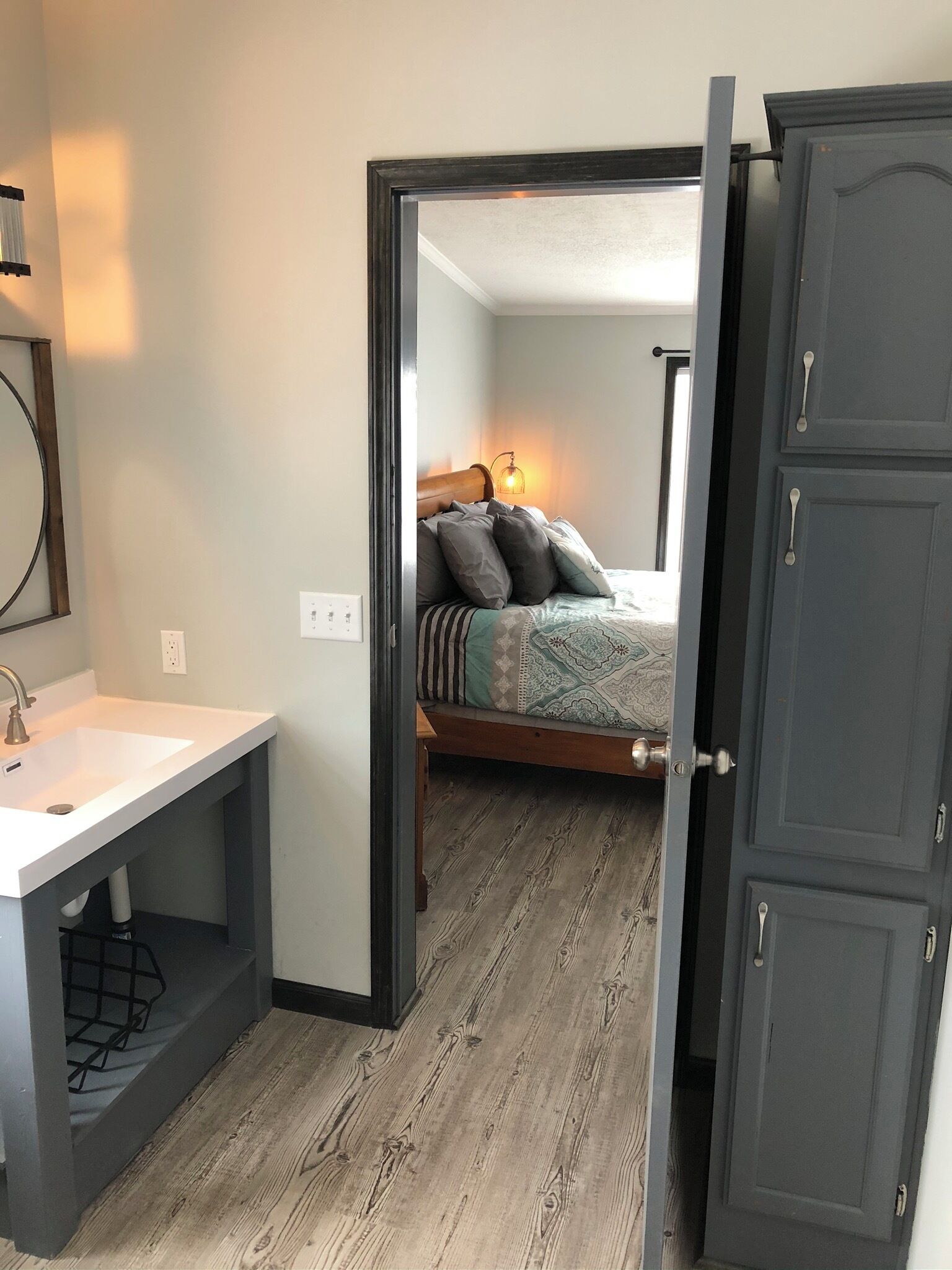 3 habitaciones, escritorio y tabla de planchar con plancha 